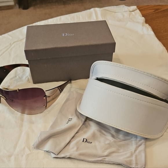 DIOR Vintage Sunglasses with case and cloth case and a cleaning cloth  also box - Picture 2 of 10
